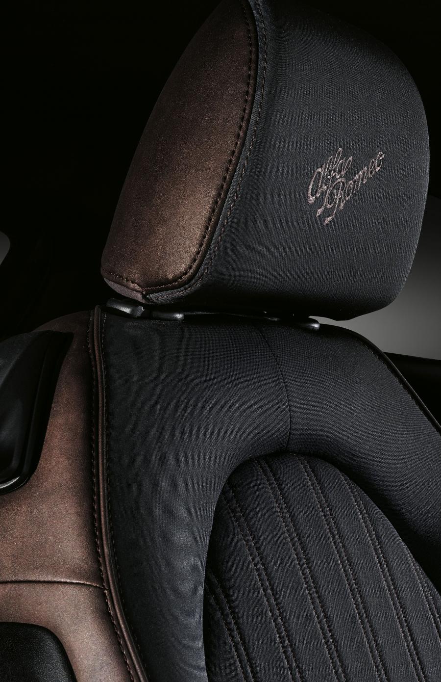 Детали интерьера Alfa Romeo MiTo Racer 2015 года  (фото 5 из 5)